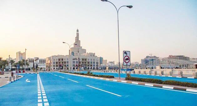 В Дохе перекрасили участок автомобильной дороги в светло-голубой цвет