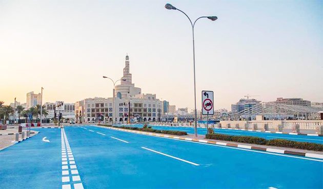 В Дохе перекрасили участок автомобильной дороги в светло-голубой цвет